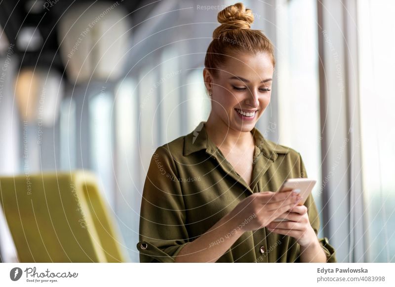 Junge Geschäftsfrau mit Mobiltelefon in ihrem Büro Frau Mädchen Menschen Unternehmer Business gelungen Erfolg professionell jung Erwachsener Lifestyle