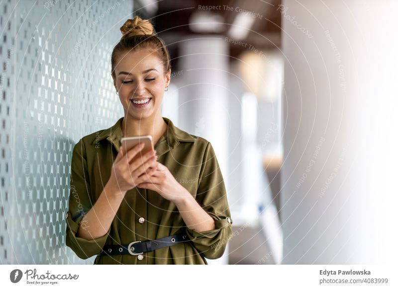 Junge Geschäftsfrau mit Mobiltelefon in ihrem Büro Frau Mädchen Menschen Unternehmer Business gelungen Erfolg professionell jung Erwachsener Lifestyle