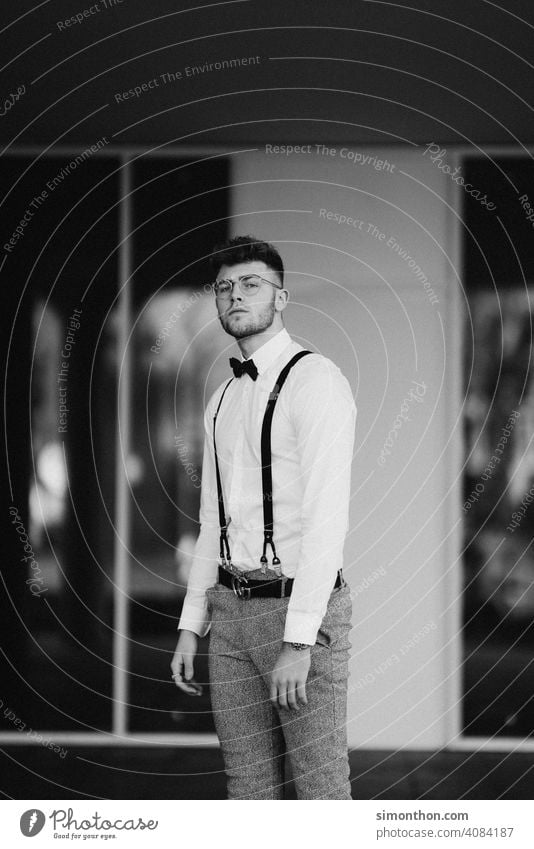 Model Uhr Außenaufnahme modern schön Haare & Frisuren Stil Hosenträger Hemd Coolness Typ Blick erfolgreich gentleman Schwarz-Weiß-Fotografie rasiert modisch