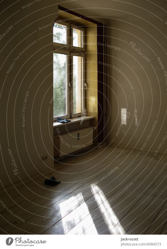 Lichteinfall durch ein Berliner Fenster Leerstand WG-Zimmer Holzdielen Hintergrundbild Lichtspiel Raum weiße Wand Heizkörper Tageslicht Friedrichshain