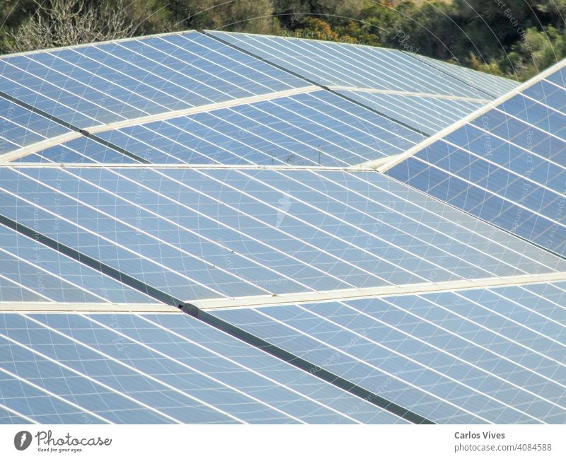 Solarkraftwerk gegen den blauen Himmel. Alternatives Energiekonzept alternativ solar Sonnenkollektor Cloud Umwelt Konzept Öko Ökologie Elektrizität