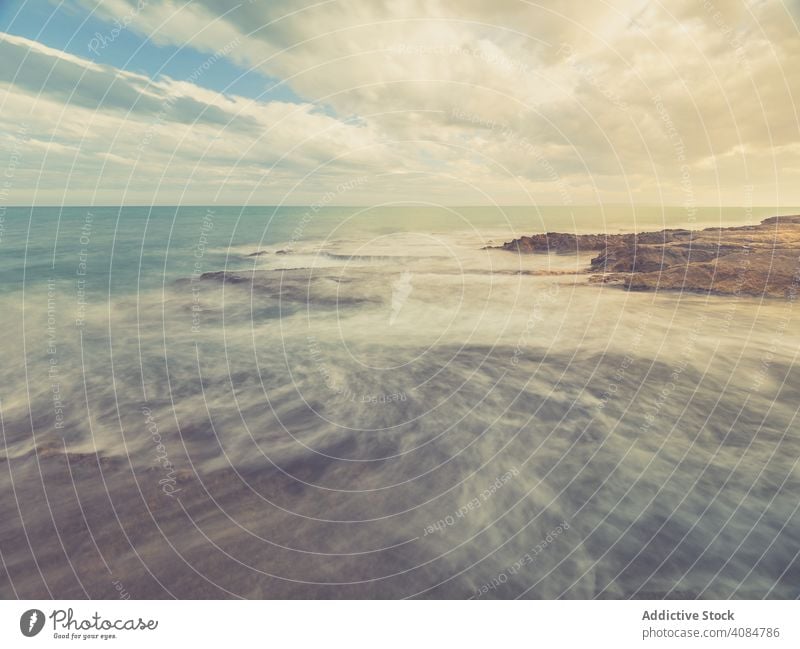 Felsiges Meeresufer unter blauem Himmel Ufer MEER Landschaft Küstenlinie Steine Abenddämmerung Wolkenlandschaft marin kräuselt Wetter horizontal im Freien