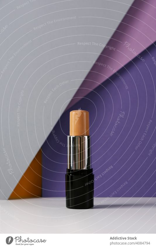 Concealer-Stift auf modernem Hintergrund mit geometrischen Formen. niemand Stillleben Mode beige Kosmetik Ton lustig Raum machen Deckung Basis Gesicht Verdecker