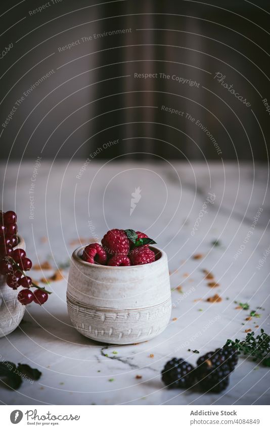 Limettenkuchen mit Beeren dekorierend Kuchen Dessert Lebensmittel süß geschmackvoll selbstgemacht lecker Tischplatte Himbeeren Stil kulinarisch Stillleben