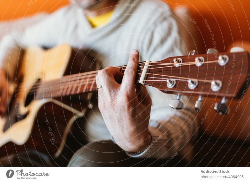 Detail eines gitarrespielenden Mannes Gitarre Spielen Musiker akustisch Nahaufnahme Instrument alt Detailaufnahme Hand Spieler Musical Schnur Konzert Akkord