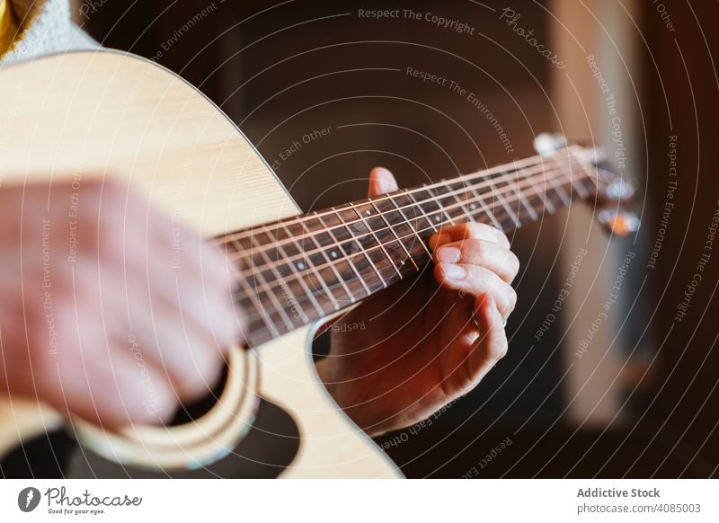 Detail eines gitarrespielenden Mannes Gitarre Spielen Musiker akustisch Nahaufnahme Instrument alt Detailaufnahme Hand Spieler Musical Schnur Konzert Akkord