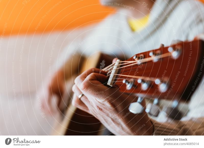 Detail eines gitarrespielenden Mannes Gitarre Spielen Musiker akustisch Nahaufnahme Instrument alt Detailaufnahme Hand Spieler Musical Schnur Konzert Akkord