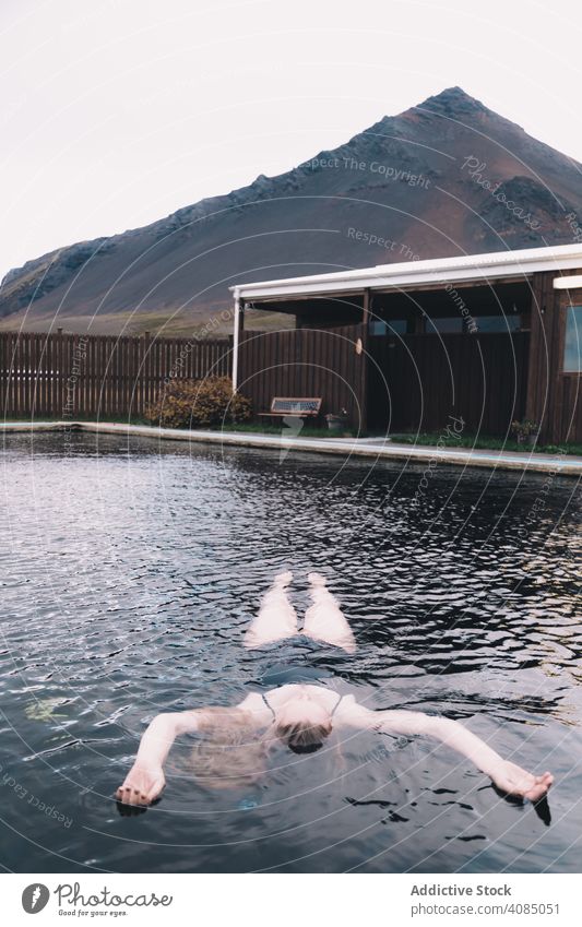 Frau schwimmt im Pool zwischen den Ländern Schwimmsport Land wild jung aussruhen Wasser Oberfläche Erholung Natur Freizeit Lifestyle sich[Akk] entspannen