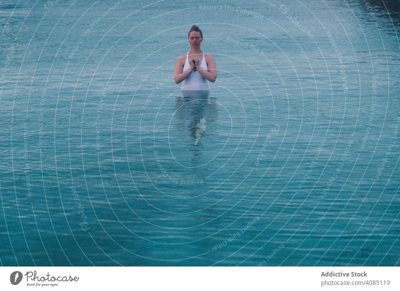 Frau im Pool in der Nähe von Meer und Hügeln am Ufer MEER Klippe jung Hand Seite Wasser aussruhen Küste Felsen Himmel stürmisch wolkig Sommer Erholung