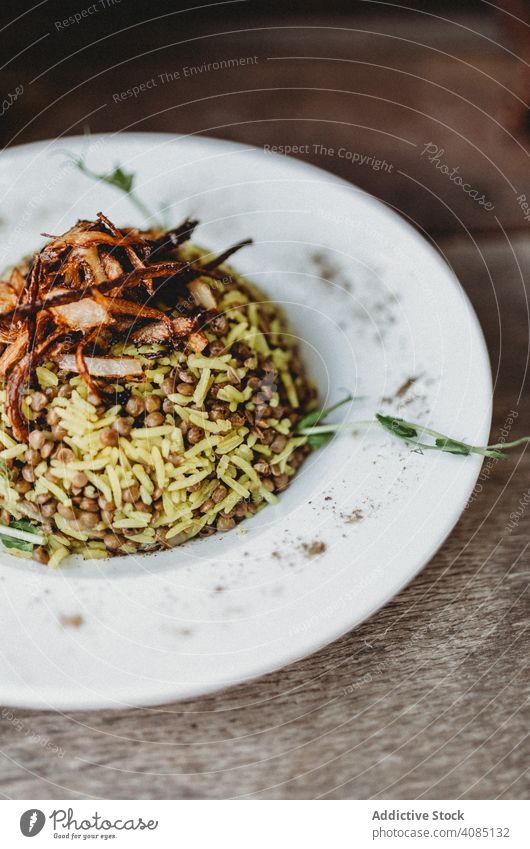 Teller mit köstlichem Mujaddara mejadra Lebensmittel Mittagessen Beilage Reis Zwiebel Kurkuma megadarra lecker arabisch Seite Abendessen gekocht Mitte