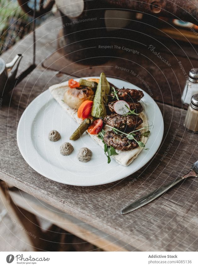 Arabischer Dönerteller mit Gemüse Abendessen Schweinefleisch Mittagessen Salatbeilage Teller Kebab Lebensmittel gebraten gegrillt lecker Shish Snack Speise