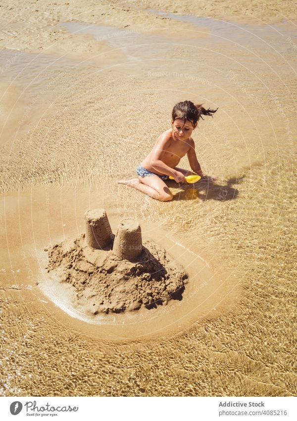 Kleines Mädchen baut eine Sandburg Gebäude Burg oder Schloss Strand Kind wenig Sommer niedlich Kinder Spielzeug tropisch Glück Wasser Urlaub Meer Malediven