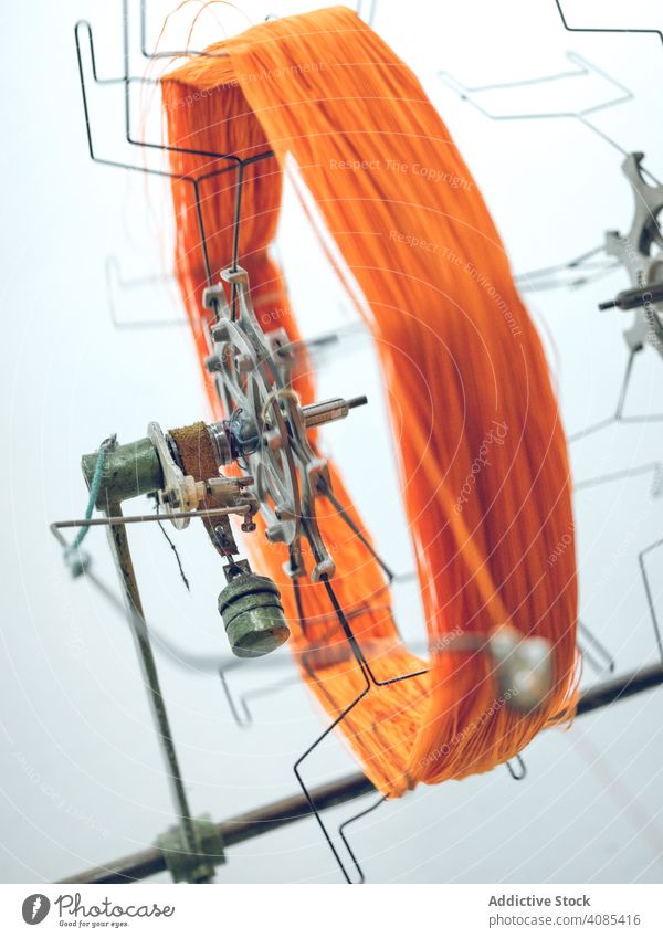 Maschine zum Aufwickeln des Fadens auf die Spule Faser taumelnd Baumwolle Industrie Fabrik orange Herstellung Material Gewebe Inszenierung Gerät Bekleidung