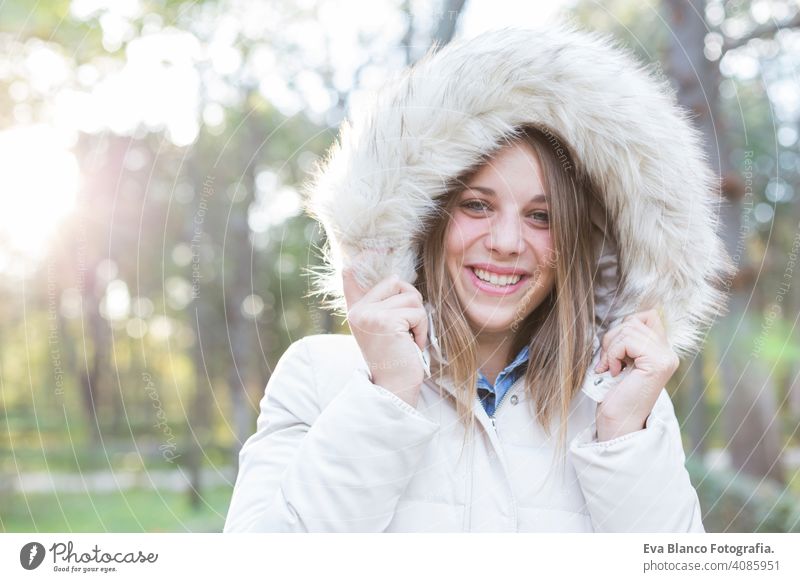 im Freien Porträt einer schönen jungen Frau Blick auf die Kamera und lächelnd. Frau posiert im Herbst. Sonnenuntergang Glück Mädchen Lifestyle Schönheit Mode