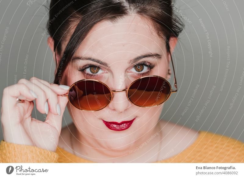 junge Frau Nahaufnahme Porträt mit Sonnenbrille lächelnd. führte Ring Reflexion in den Augen. Real Frau Konzept Mode Glamour Mund Kaukasier Make-up Weiblichkeit