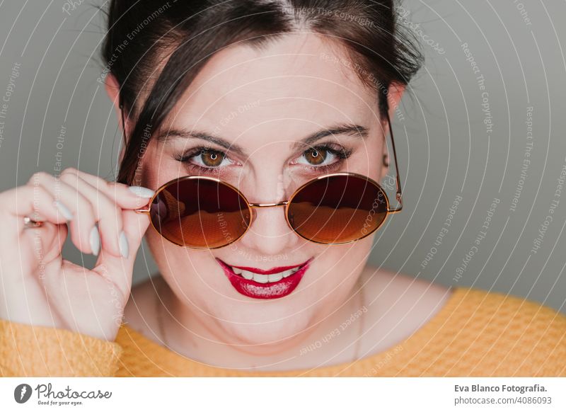 junge Frau Nahaufnahme Porträt mit Sonnenbrille lächelnd. führte Ring Reflexion in den Augen. Real Frau Konzept Mode Glamour Mund Kaukasier Make-up Weiblichkeit