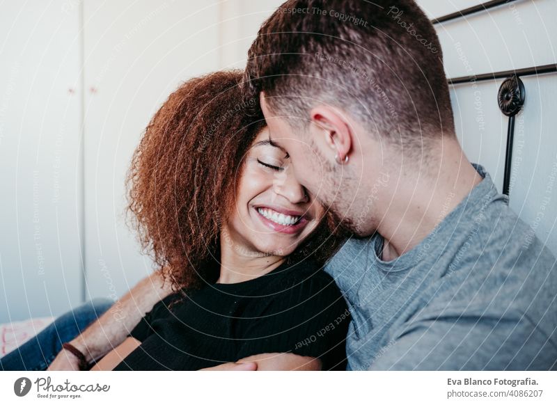 glückliches Paar in der Liebe zu Hause. Afroamerikanische Frau und kaukasischen Mann. ethnische Liebe Konzept Afroamerikaner heimwärts Bett im Innenbereich