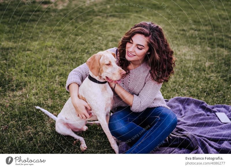 junge Frau nimmt ein Selfie mit Handy mit ihrem Hund im Park. Herbstsaison Porträt im Freien Liebe Haustier Besitzer sonnig schön Glück Lächeln gemischte Rasse