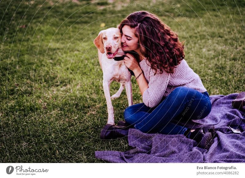 junge frau mit ihrem hund im park. sie umarmt den hund. herbstzeit Porträt Frau Hund Park im Freien Liebe Haustier Besitzer sonnig schön Glück Lächeln