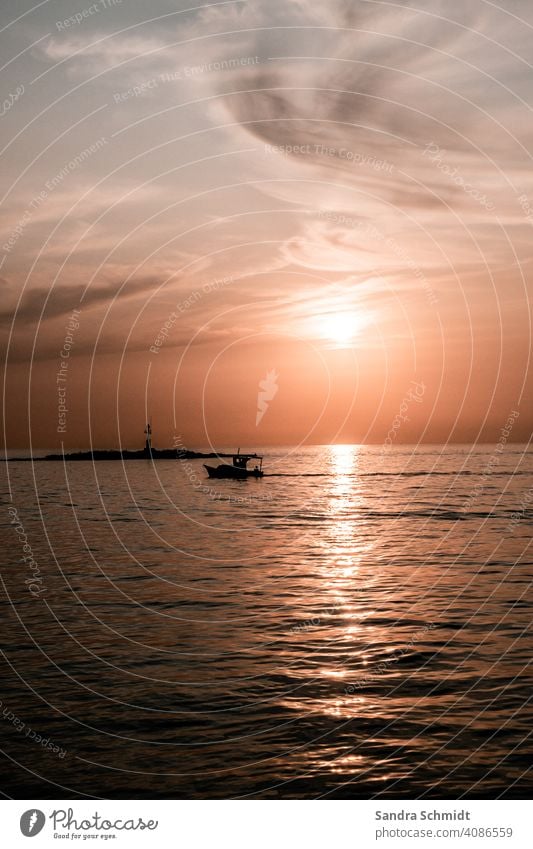 sonnenuntergang Sonnenlicht schiff schiff im hintergrund leuchtturm im hintergrund rot braun rosa Warm romantisch stimmung stimmungsbild stimmungsvoll