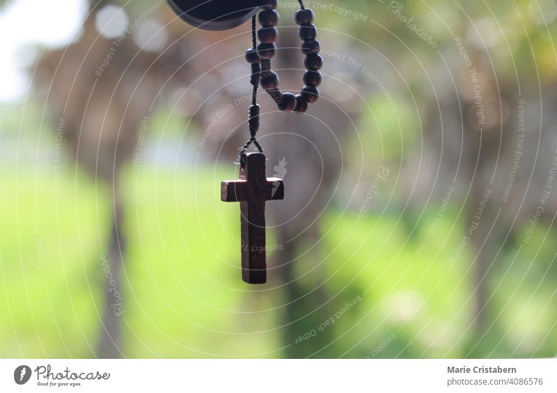 Hölzernes Rosenkranzkreuz als Symbol für das Christentum und die Fastenzeit religiöse Feier geistig Konzept christliche Rosenkranzperlen Liebe Anbetung