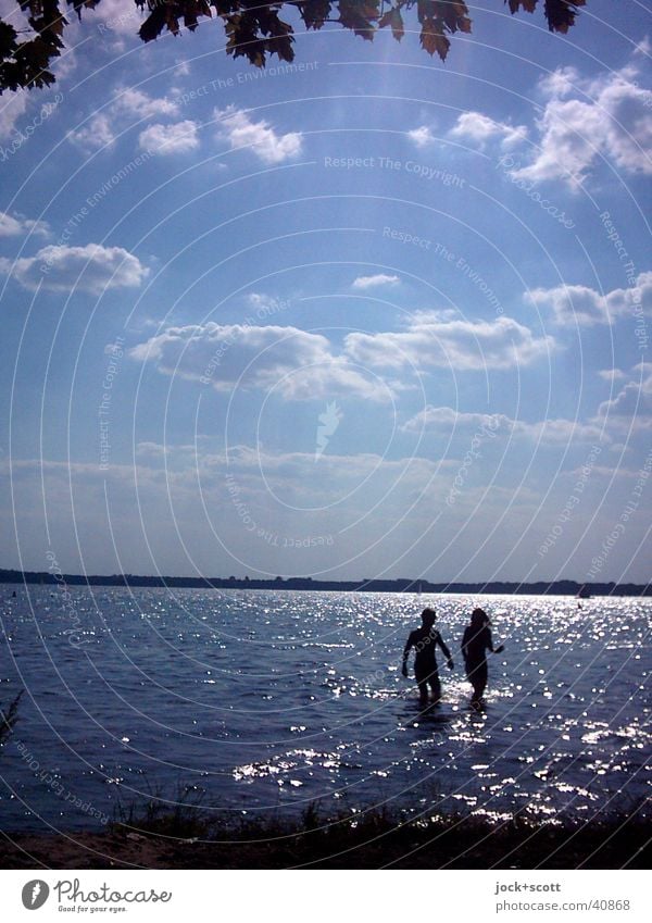 gegen die Sonne am See Wohlgefühl Erholung Schwimmen & Baden Sommer Sonnenbad Freundschaft Paar Wolken Wärme Wannsee gehen Zusammensein Lebensfreude Badeort