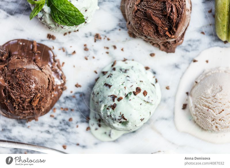 Auswahl an verschiedenen Eiskugeln Speiseeis Baggerlöffel Erdbeeren Schokolade Minz-Schoko-Chip Vanille Stieleis Lollys Beeren Lebensmittel Dessert gefroren