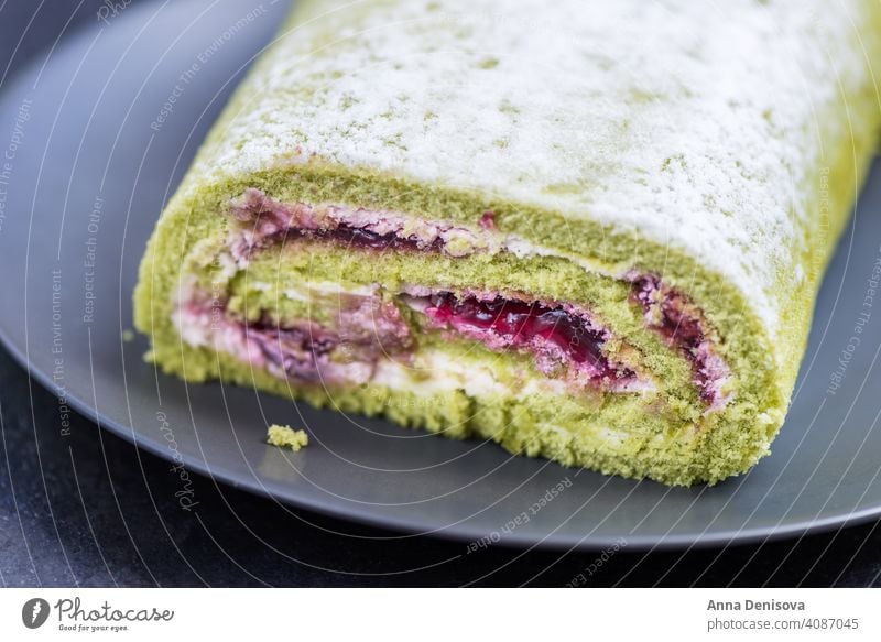 Schattenmorelle und Matcha-Roulade Tee grün Kirsche Sahne Pulver Gesundheit Schwamm Kultur Ansicht Japanisch Kuchen Top Pfannkuchen Dessert Marmelade Kompott