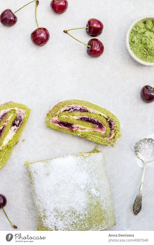 Schattenmorelle und Matcha-Roulade Tee grün Kirsche Sahne Pulver Gesundheit Schwamm Kultur Ansicht Japanisch Kuchen Top Pfannkuchen Dessert Marmelade Kompott