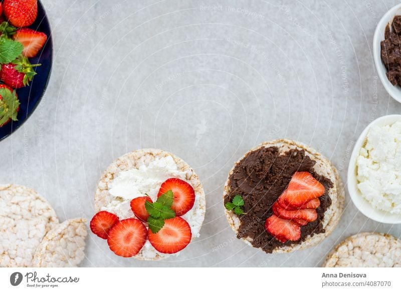 Gesunder Snack aus Reiskuchen mit Haselnussaufstrich, Ricotta-Käse Kuchen Sahne Ansicht Lebensmittel Top Gesundheit Schokolade Frühstück frisch rot Frucht weiß