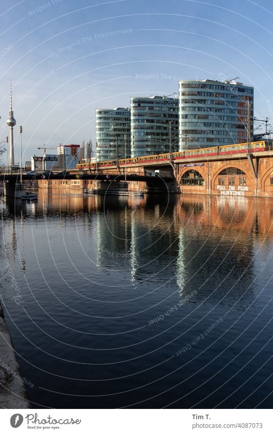 Berlin Friedrichshain an der Spree mit Fernsehturm River Jannowitzbrücke Berliner Fernsehturm Hauptstadt Stadt S-Bahn Architektur Himmel Großstadt Außenaufnahme