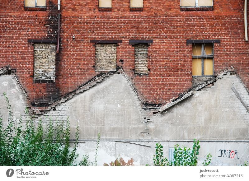 verlorenes Dach und nutzlose Fenster Strukturen & Formen Architektur Symmetrie Fassade Endzeitstimmung Zahn der Zeit verfallen lost places Silhouette Ruine alt