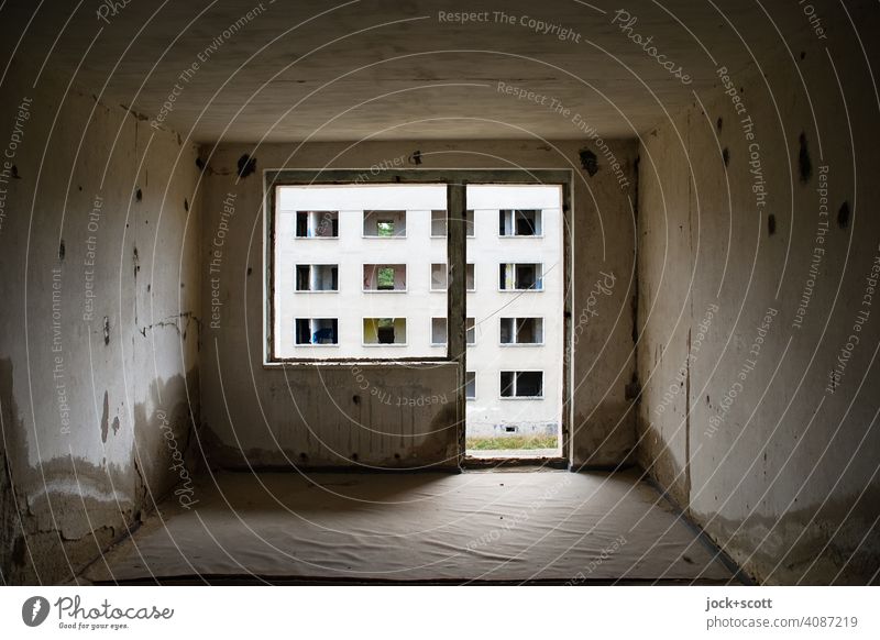 verlorener Raum in einem Plattenbau Wand Leerstand Strukturen & Formen Hintergrund neutral Endzeitstimmung Architektur lost places Symmetrie Zahn der Zeit Ruine