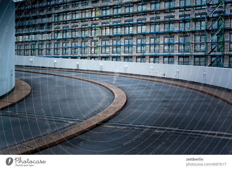 Parkhauseinfahrt Parkplatz abend auffahrt bahnhof dämmerung feierabend herbst individuallverkehr kurve laterne licht parkhaus pfeil plattform trist trüb