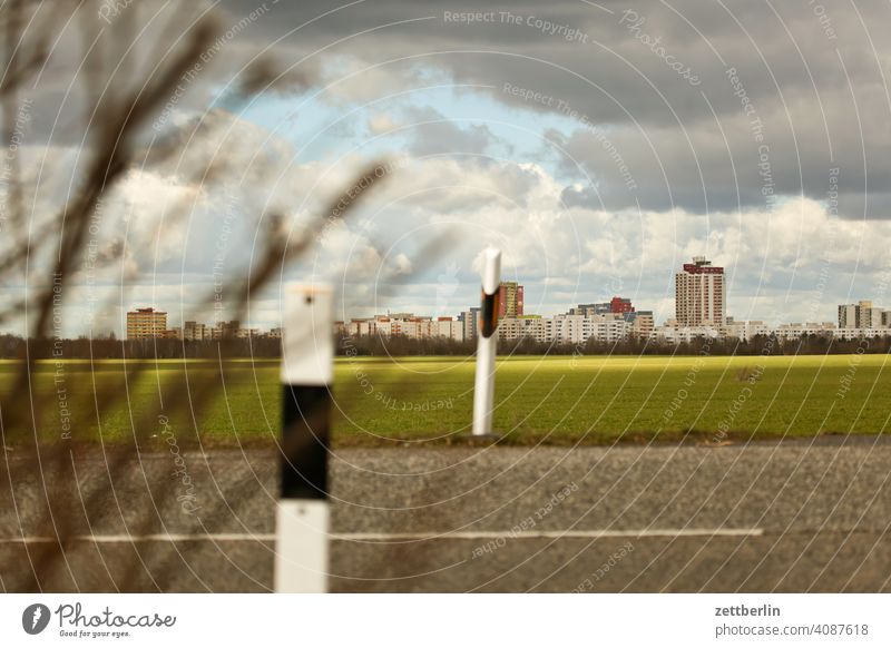 Marienfelde ausflug berlin block blockbauweise ferne großsiedlung großstadt haus horizont landwirtschaft mehrfamilienhaus metropole skyline stadtrand weide