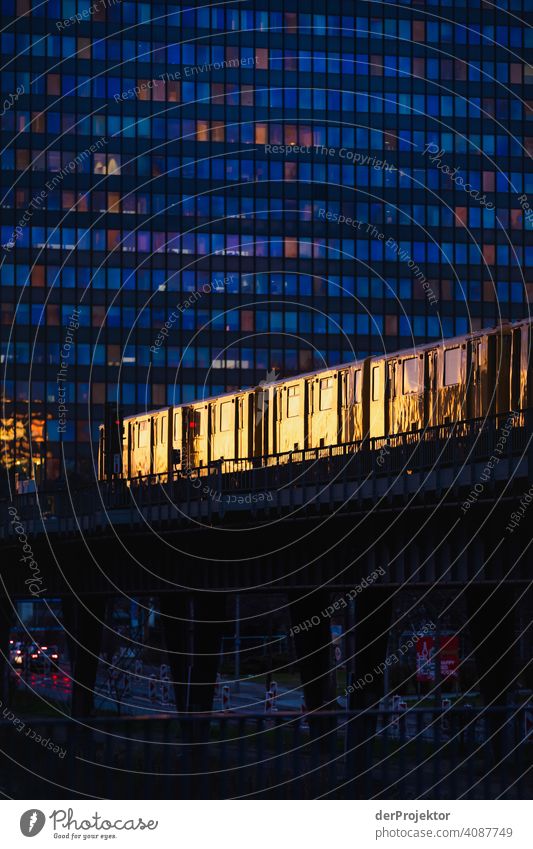 U-Bahn-Zug im Sonnenuntergang IV Berlin Joerg Farys NGO-Fotograf dieProjektoren Zentralperspektive Starke Tiefenschärfe Gegenlicht Sonnenstrahlen Sonnenlicht