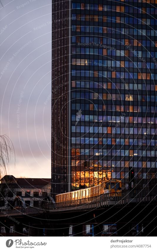 U-Bahn-Zug im Sonnenuntergang I Berlin Joerg Farys NGO-Fotograf dieProjektoren Zentralperspektive Starke Tiefenschärfe Gegenlicht Sonnenstrahlen Sonnenlicht