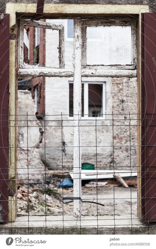 windows. Fenster Haus Fassade Gebäude Wand verfallenes Haus Ruine Baustelle alt Verfall kaputt Renovieren Menschenleer Zerstörung Mauer Vergänglichkeit