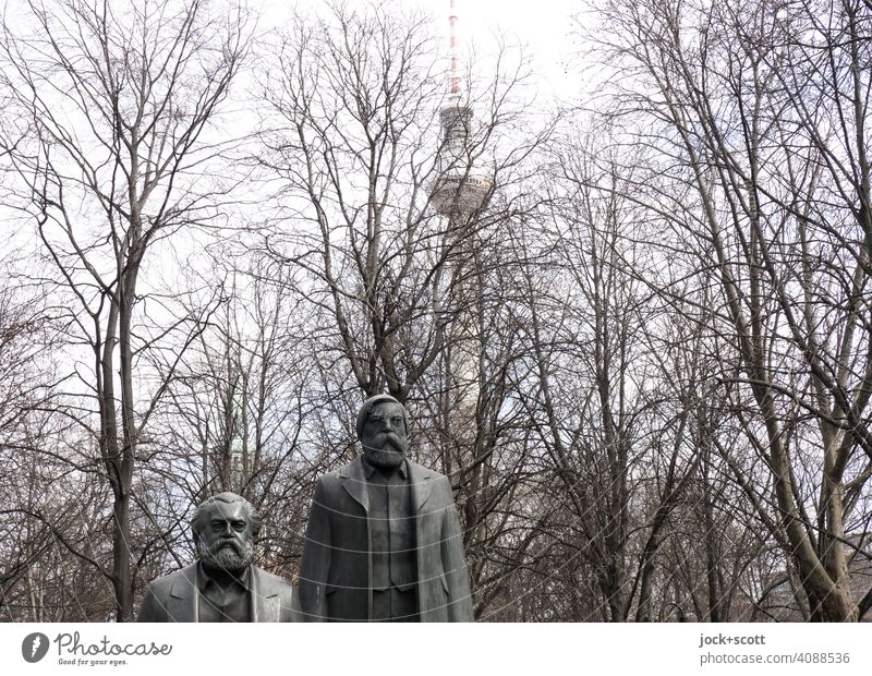 Denkmal für Marx und Engels und der Fernsehturm Berlin-Mitte marx-engels-forum Klassenkampf Denker Sehenswürdigkeit Kunst Sozialismus Gedenken Politik & Staat