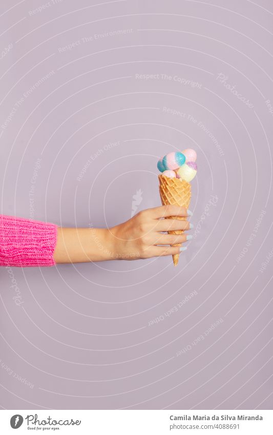 Bunte Eiscreme mit Schokoladeneiern. Ostern. Lila Hintergrund. Bonbon Feier Nahaufnahme Farbe farbenfroh Zusammensetzung Kopie lecker Dessert Eier Mode festlich