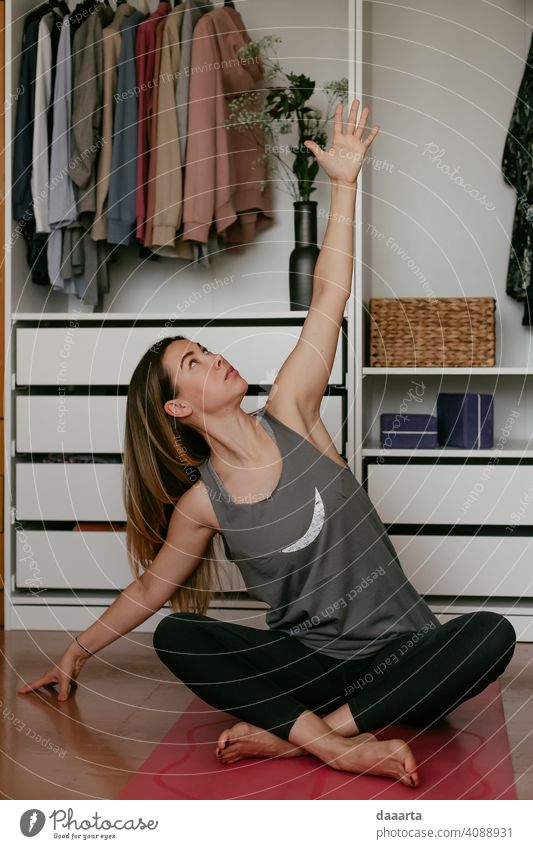 Joga Leben happines Inhalt Augen geschlossen Yoga-Dame Tagträumen Yoga-Diva elegant Abenteuer Gefühle Stil im Innenbereich Indien friedlich Pose positionieren