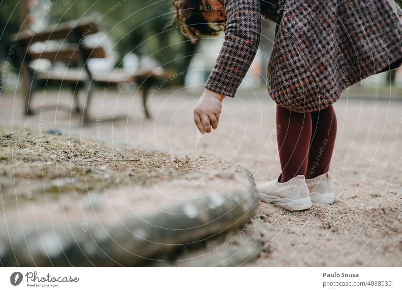 Close up Kind spielt mit Sand Mittelteil Nahaufnahme Mädchen 1-3 Jahre Hand Spielen Kaukasier Park authentisch Lifestyle Freizeit & Hobby Farbfoto Kindheit