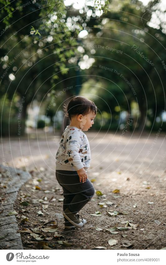 Kind geht im Park spazieren Kindheit Seitenansicht authentisch Kindheitserinnerung mehrfarbig Tag 1-3 Jahre Freude Kaukasier Außenaufnahme Farbfoto Glück