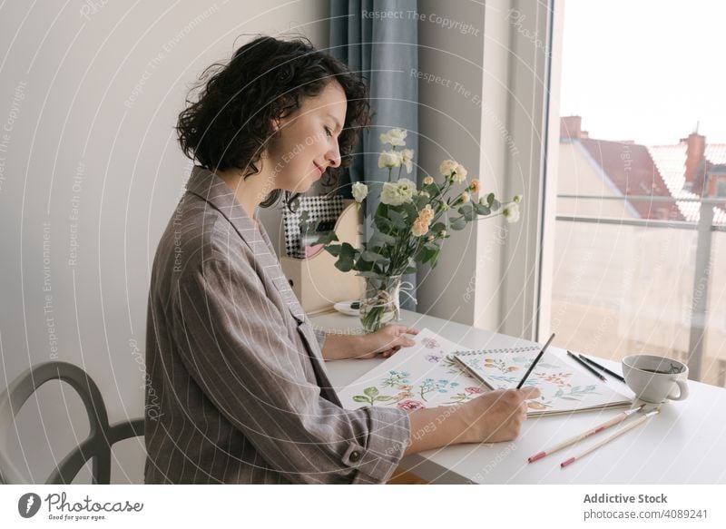 Frau Maler arbeiten zu Hause Anstreicher Zeichnung Bild Blume Hand Kunst Arbeit Künstler Arbeitsplatz Kreativität Design Handwerk Freizeit Kunstwerk