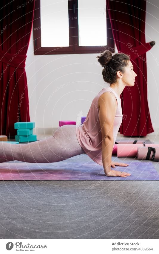 Junge attraktive Frau übt Yoga im Innenbereich praktizieren jung beweglich sportlich konzentriert Pose Lügen Sportbekleidung brünett Erholung Meditation Fitness