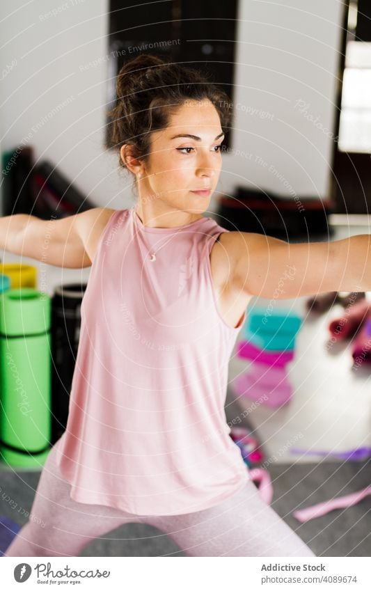 Schöne schlanke Brünette in bequemer Sportkleidung beim Üben von Yoga im Studio Frau Namaste nachdenklich Tun attraktiv positionieren brünett schön praktizieren