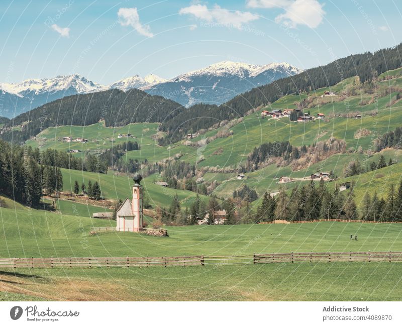 Kleines schönes Dorf zwischen Bergen mit Schnee Tal Orient reisen abgelegen Landschaft Ackerbau Häuser Tourismus traditionell wohnbedingt malerisch Lifestyle