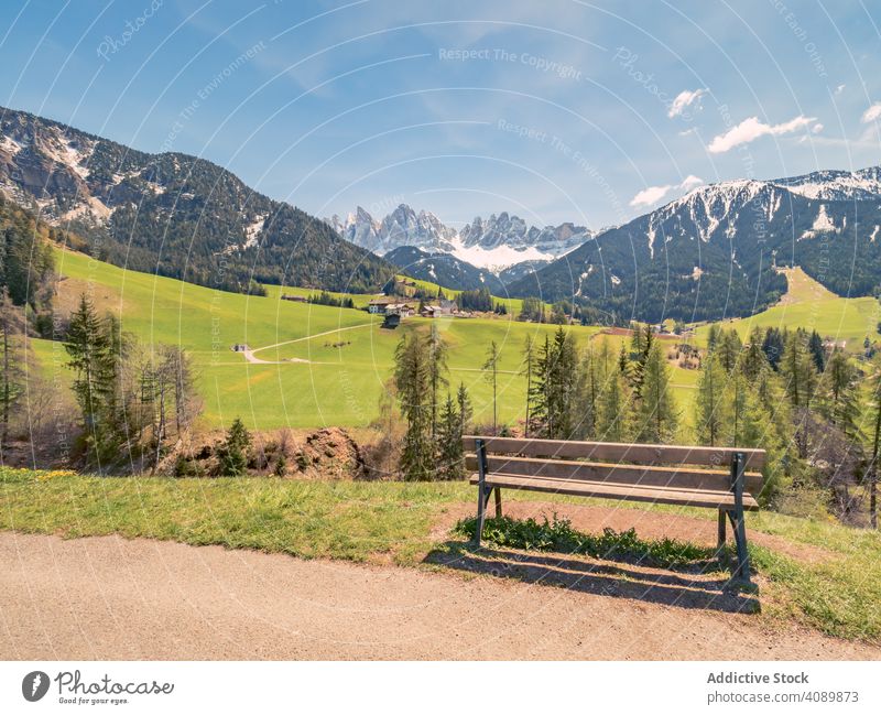 Kleines schönes Dorf zwischen Bergen mit Schnee Tal Orient reisen abgelegen Landschaft Ackerbau Häuser Tourismus traditionell wohnbedingt malerisch Orientalisch