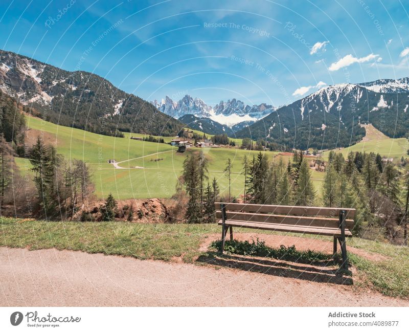 Kleines schönes Dorf zwischen Bergen mit Schnee Tal Orient reisen abgelegen Landschaft Ackerbau Häuser Tourismus traditionell wohnbedingt malerisch Lifestyle