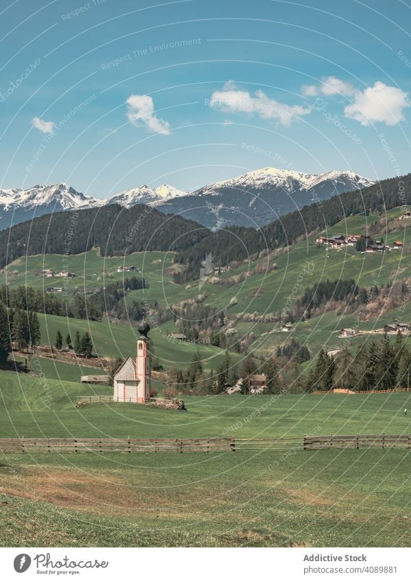 Kleines schönes Dorf zwischen Bergen mit Schnee Tal Orient reisen abgelegen Landschaft Ackerbau Häuser Tourismus traditionell wohnbedingt malerisch Lifestyle